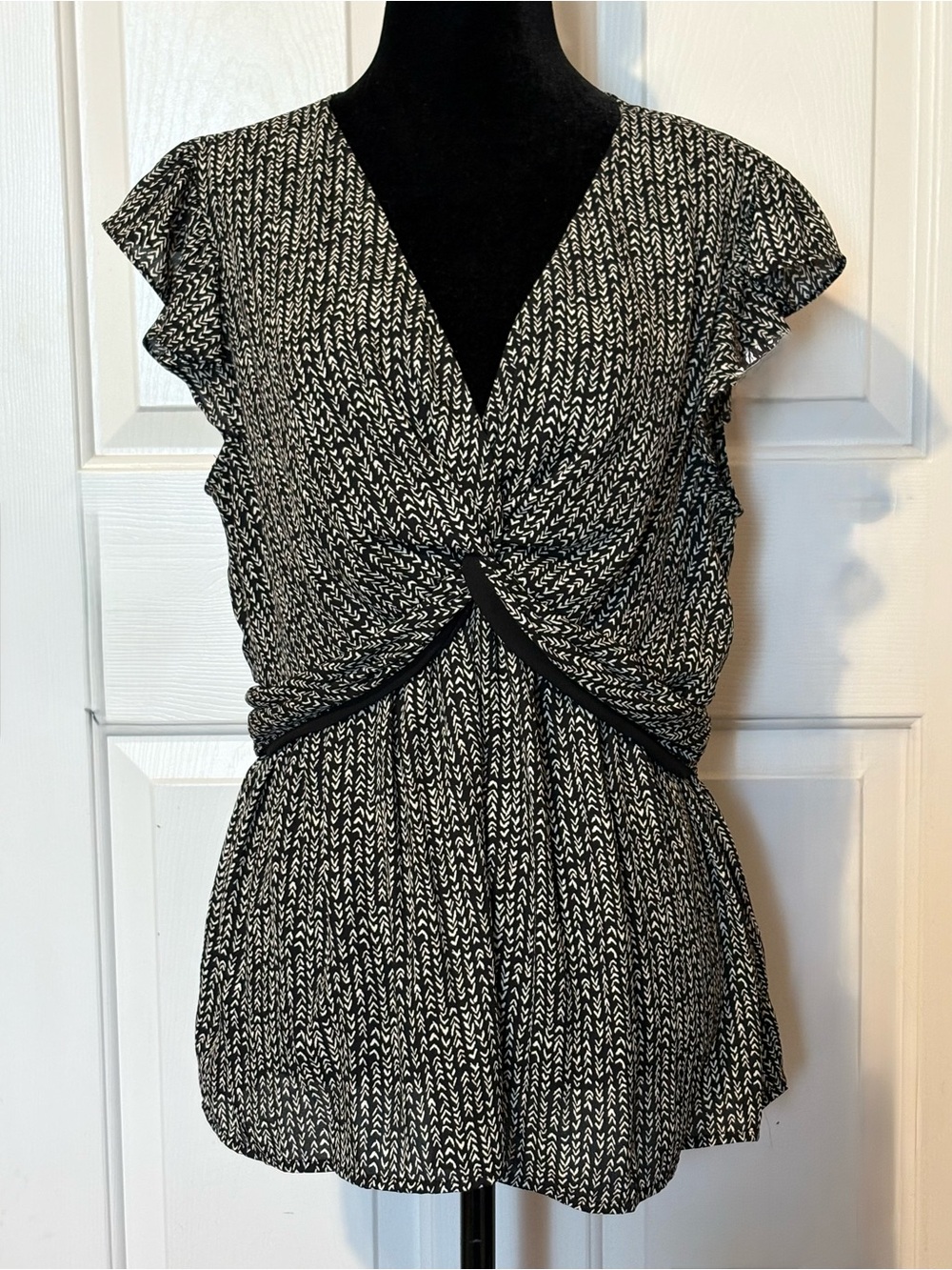 Pleione Twisted Front Top Sz M Black White Chevron Pattern Short Flutter Sleeves